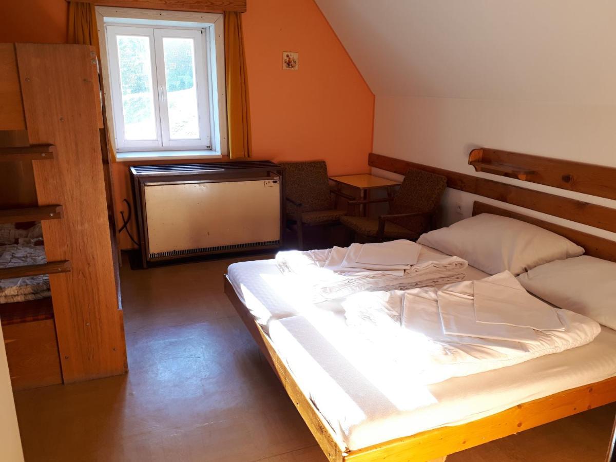 Horska Chata U Pekaru Pec pod Snezkou Luaran gambar